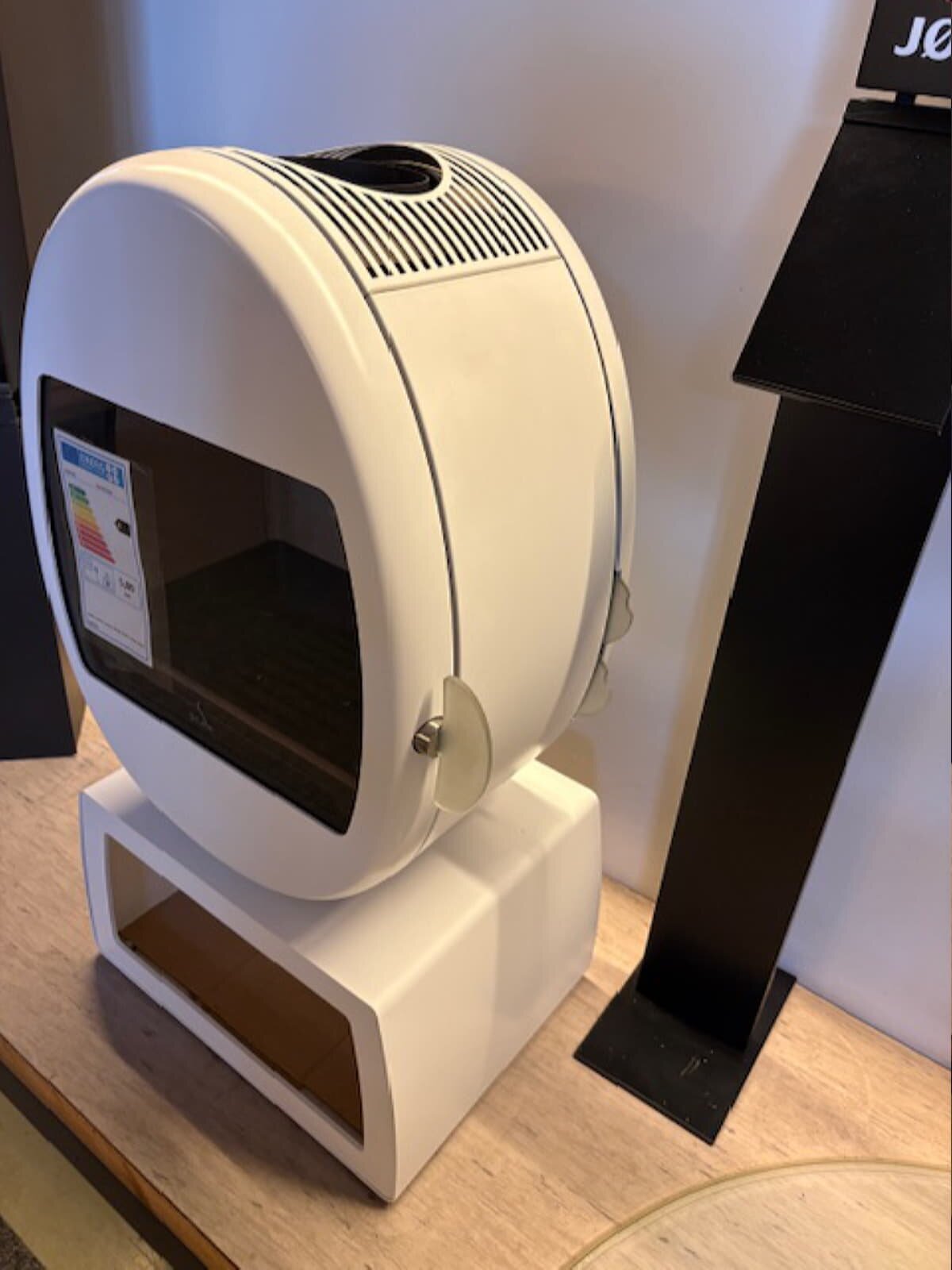 Kaminofen SCAN 66-4 mit eckigem Sockel (Plinth), weiß - 5 kW - AUSSTELLUNGSSTÜCK