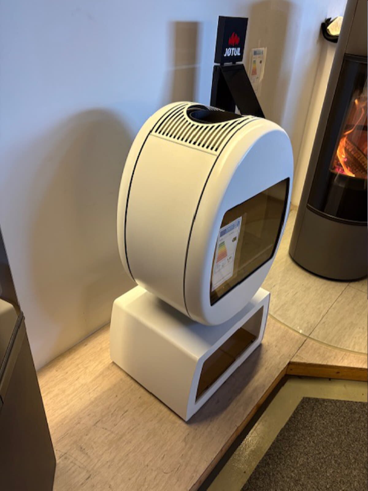 Kaminofen SCAN 66-4 mit eckigem Sockel (Plinth), weiß - 5 kW - AUSSTELLUNGSSTÜCK