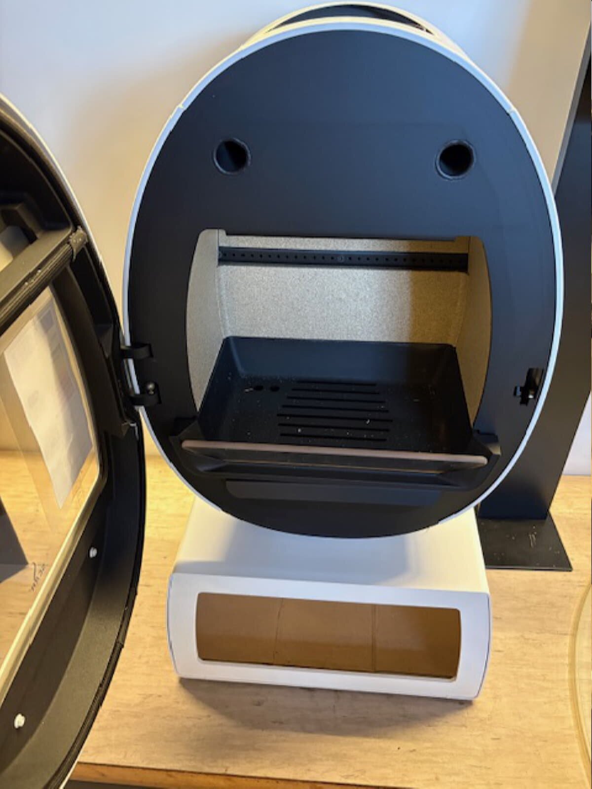 Kaminofen SCAN 66-4 mit eckigem Sockel (Plinth), weiß - 5 kW - AUSSTELLUNGSSTÜCK