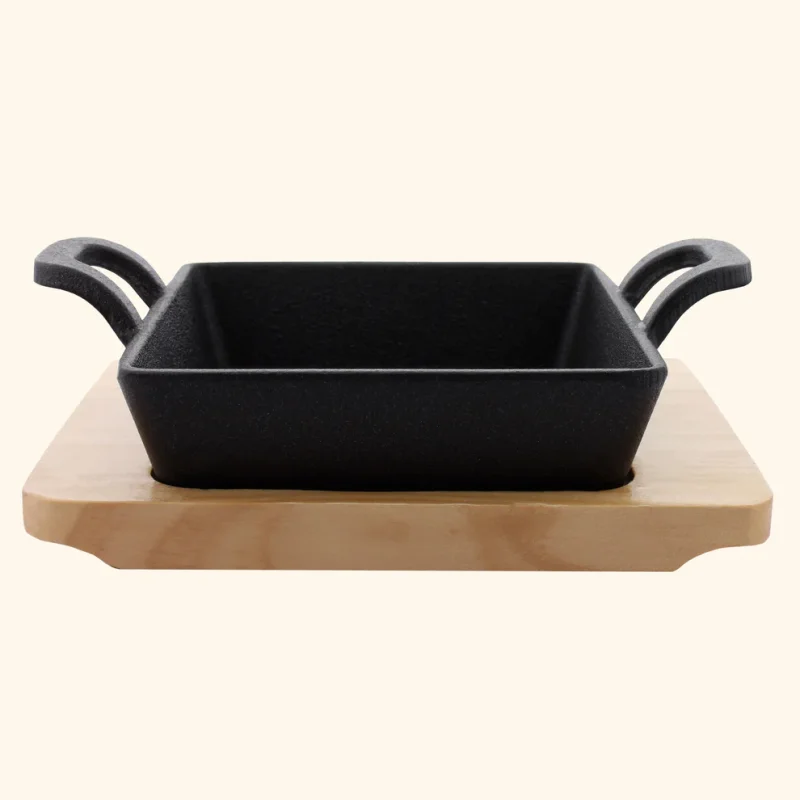 Mesa Dos eckige Gusspfanne mit Holzuntersetzer, 12,7 x 12,7 x 3,5 cm