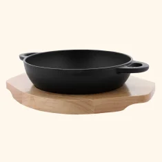 Mesa Dos runde Gusspfanne mit Holzuntersetzer, Ø 15,3 x 4,2 cm