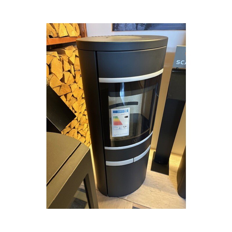 Kaminofen SCAN 68-14 mit langen Stahlseiten, Griffe und Leisten Aluminium - 5,5 kW - Schwarz - AUSSTELLUNGSSTÜCK