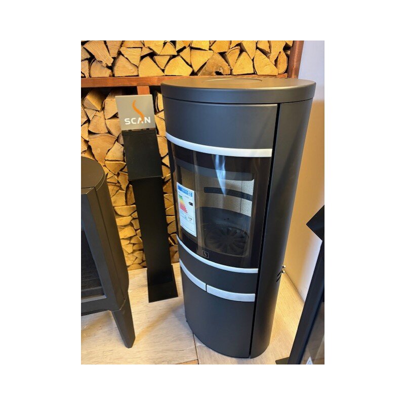 Kaminofen SCAN 68-14 mit langen Stahlseiten, Griffe und Leisten Aluminium - 5,5 kW - Schwarz - AUSSTELLUNGSSTÜCK