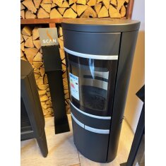 Kaminofen SCAN 68-14 mit langen Stahlseiten, Griffe und Leisten Aluminium - 5,5 kW - Schwarz - AUSSTELLUNGSSTÜCK