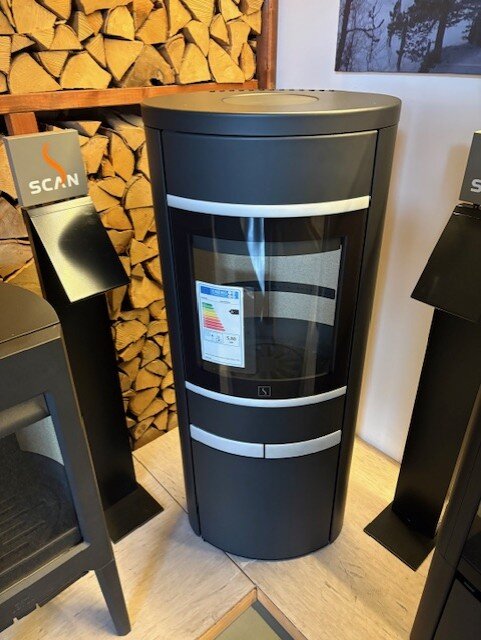 Kaminofen SCAN 68-14 mit langen Stahlseiten, Griffe und Leisten Aluminium - 5,5 kW - Schwarz - AUSSTELLUNGSSTÜCK