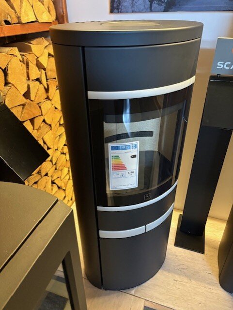 Kaminofen SCAN 68-14 mit langen Stahlseiten, Griffe und Leisten Aluminium - 5,5 kW - Schwarz - AUSSTELLUNGSSTÜCK