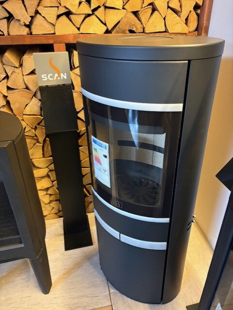 Kaminofen SCAN 68-14 mit langen Stahlseiten, Griffe und Leisten Aluminium - 5,5 kW - Schwarz - AUSSTELLUNGSSTÜCK