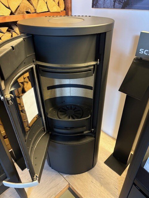 Kaminofen SCAN 68-14 mit langen Stahlseiten, Griffe und Leisten Aluminium - 5,5 kW - Schwarz - AUSSTELLUNGSSTÜCK
