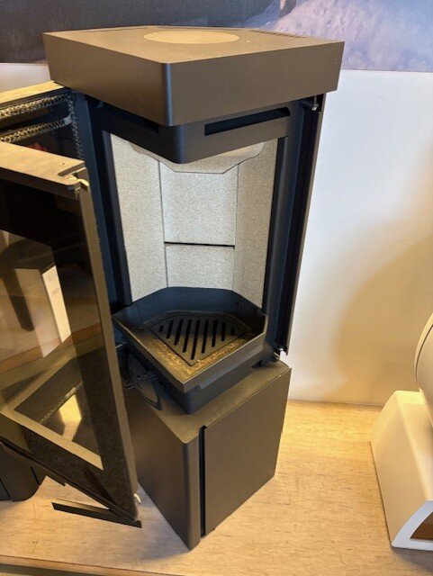 Kaminofen SCAN 80-2 - Sockel mit Tür - 6 kW - Schwarz - AUSSTELLUNGSSTÜCK