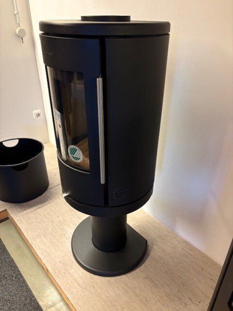 Kaminofen Morsoe 7349 auf hohem Säulenpodest - 4,3 kW - ohne DIBt- Prüfung - AUSSTELLUNGSSTÜCK