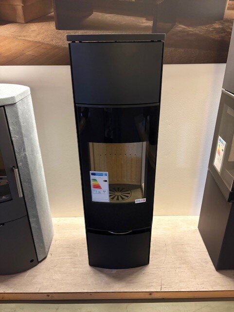 Kaminofen Jydepejsen Bella high mit Seitenfenster - 5 kW - Schwarz - AUSSTELLUNGSSTÜCK