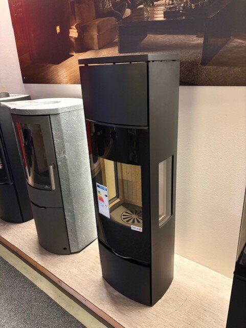 Kaminofen Jydepejsen Bella high mit Seitenfenster - 5 kW - Schwarz - AUSSTELLUNGSSTÜCK