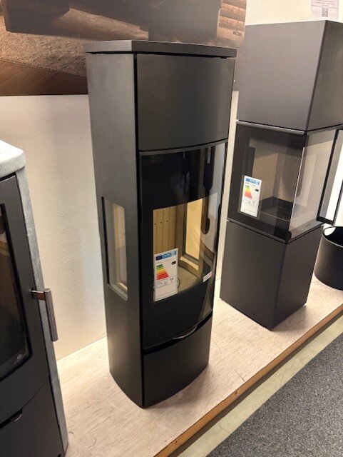 Kaminofen Jydepejsen Bella high mit Seitenfenster - 5 kW - Schwarz - AUSSTELLUNGSSTÜCK