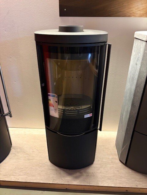 Kaminofen Jydepejsen Cozy Modern mit Seitenfenster - Stahl - 6 kW - Schwarz, DuplicAir Luftrad Edelstahl - AUSSTELLUNGSSTÜCK