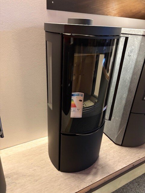 Kaminofen Jydepejsen Cozy Modern mit Seitenfenster - Stahl - 6 kW - Schwarz, DuplicAir Luftrad Edelstahl - AUSSTELLUNGSSTÜCK