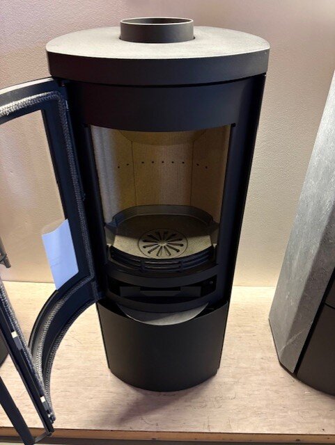 Kaminofen Jydepejsen Cozy Modern mit Seitenfenster - Stahl - 6 kW - Schwarz, DuplicAir Luftrad Edelstahl - AUSSTELLUNGSSTÜCK