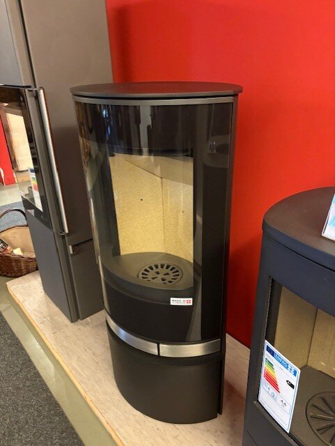 Kaminofen Jydepejsen Elegance Classic - 7 kW - Schwarz, Griffe Edelstahl - AUSSTELLUNGSSTÜCK