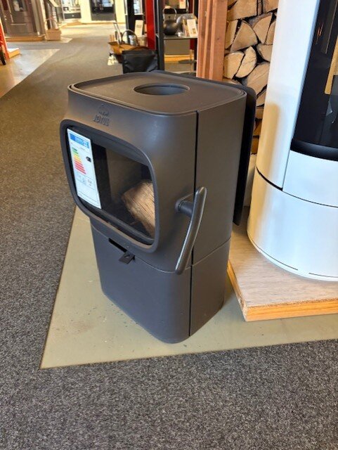 Kaminofen Gussofen Jotul F 105 B (mit Sockel) - 4,5 kW - Schwarz - AUSSTELLUNGSSTÜCK