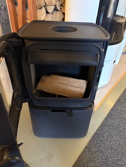 Kaminofen Gussofen Jotul F 105 B (mit Sockel) - 4,5 kW - Schwarz - AUSSTELLUNGSSTÜCK