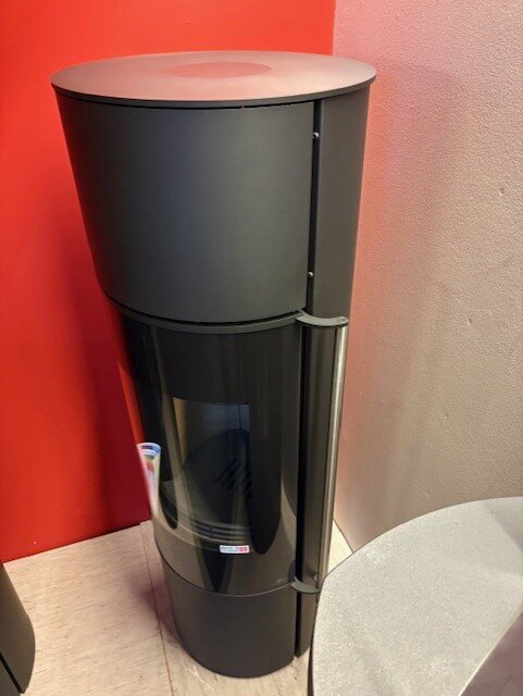 Kaminofen Jydepejsen Omega High - 7 kW - mit Soft- Close - Schwarz - AUSSTELLUNGSSTÜCK