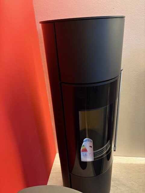 Kaminofen Jydepejsen Omega High - 7 kW - mit Soft- Close - Schwarz - AUSSTELLUNGSSTÜCK