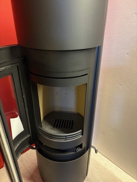 Kaminofen Jydepejsen Omega High - 7 kW - mit Soft- Close - Schwarz - AUSSTELLUNGSSTÜCK