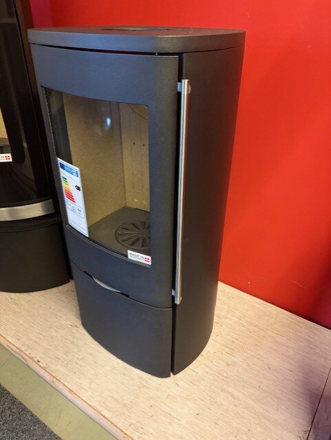 Kaminofen Jydepejsen Senza Stahl - 4 kW - Schwarz, Griffe Edelstahl - AUSSTELLUNGSSTÜCK