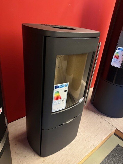 Kaminofen Jydepejsen Senza Stahl - 4 kW - Schwarz, Griffe Edelstahl - AUSSTELLUNGSSTÜCK