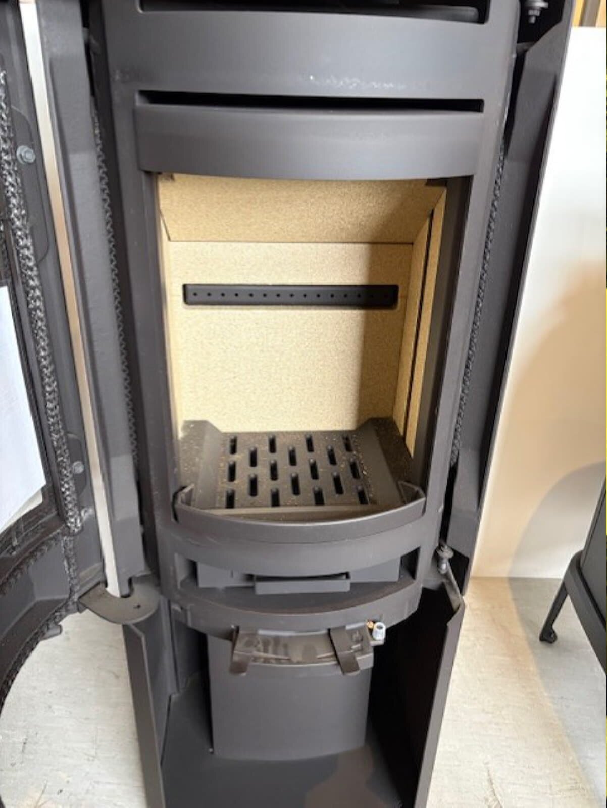 Kaminofen Gussofen Jotul F 134 - 4,7 kW - schwarz lackiert (BP) - AUSSTELLUNGSSTÜCK