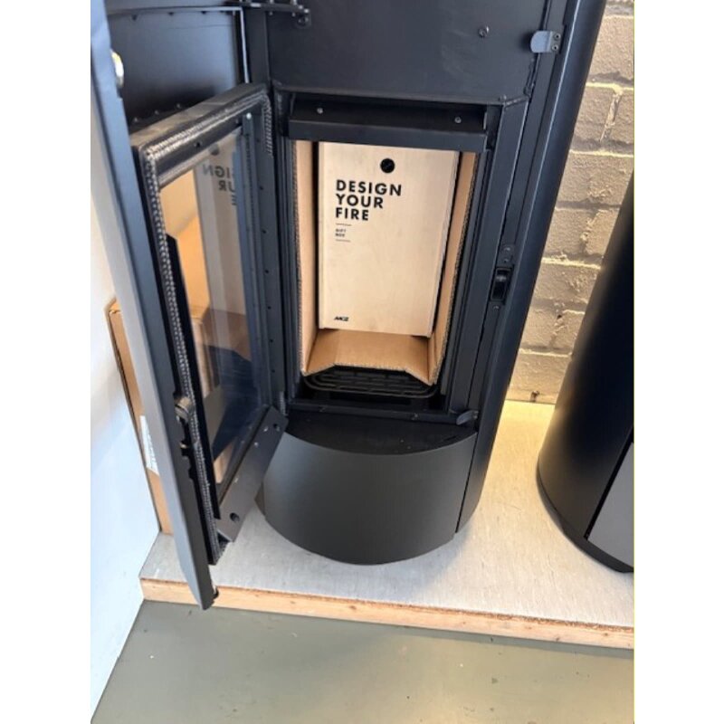 Pelletofen MCZ Wall Air 8 M1- Sockel schwarz - Maestro - 8 kW - AUSSTELLUNGSSTÜCK