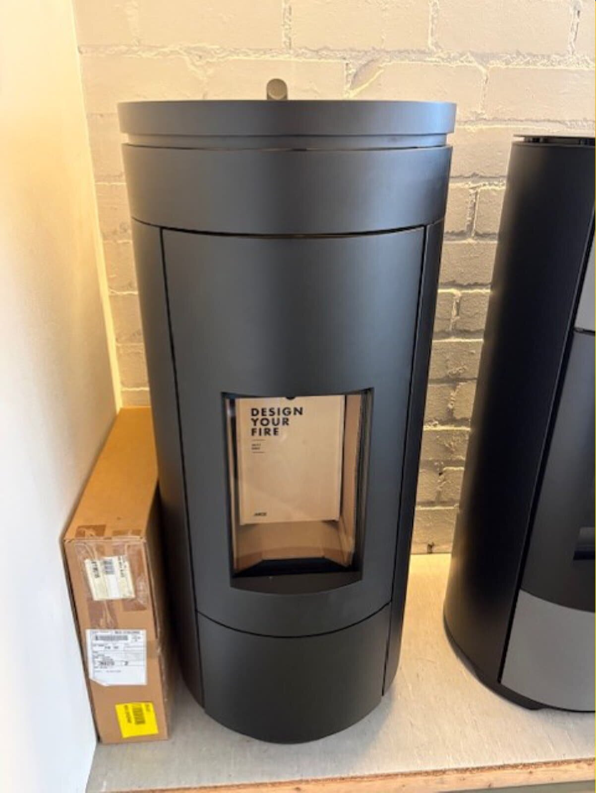 Pelletofen MCZ Wall Air 8 M1- Sockel schwarz - Maestro - 8 kW - AUSSTELLUNGSSTÜCK