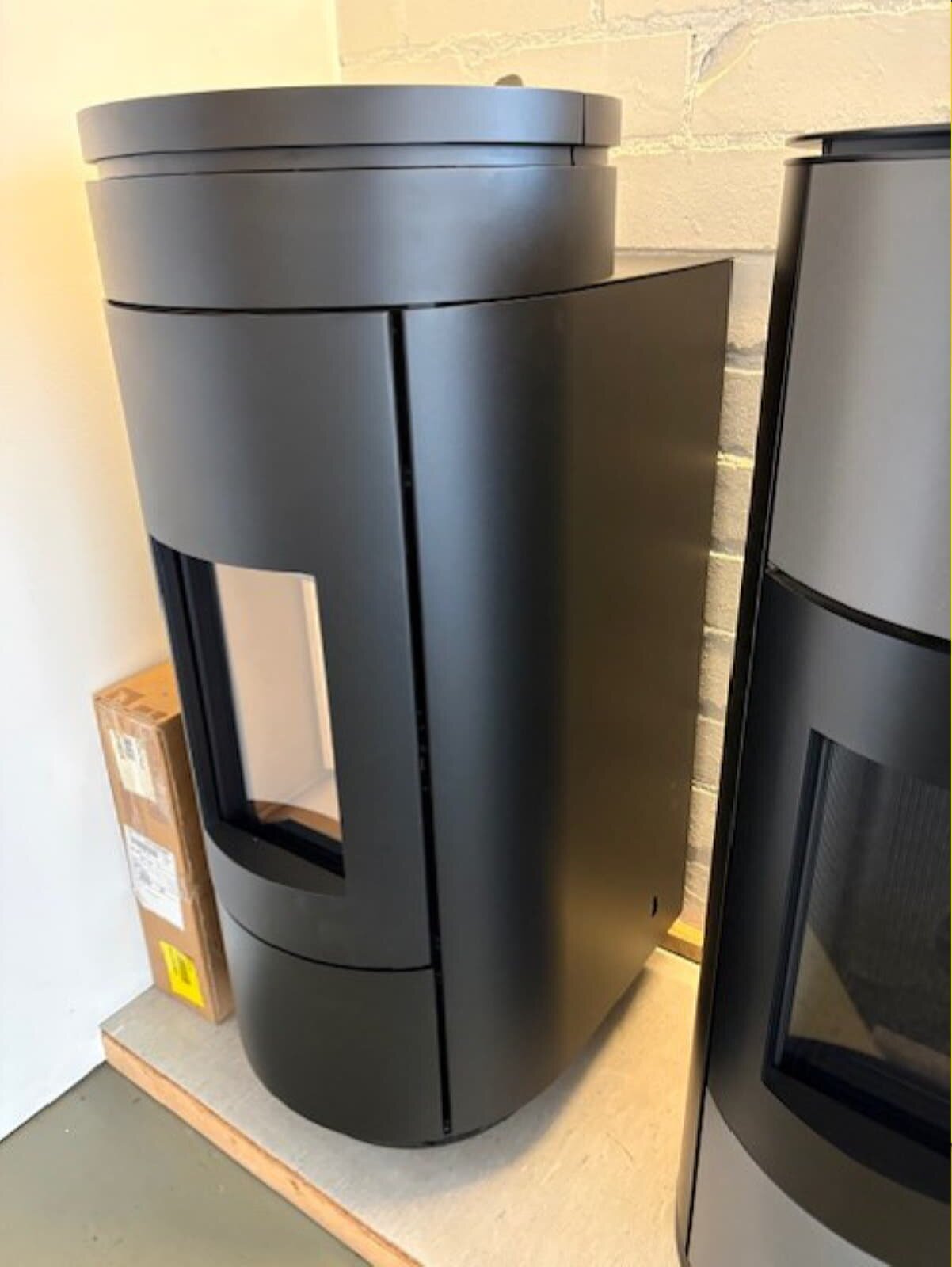 Pelletofen MCZ Wall Air 8 M1- Sockel schwarz - Maestro - 8 kW - AUSSTELLUNGSSTÜCK