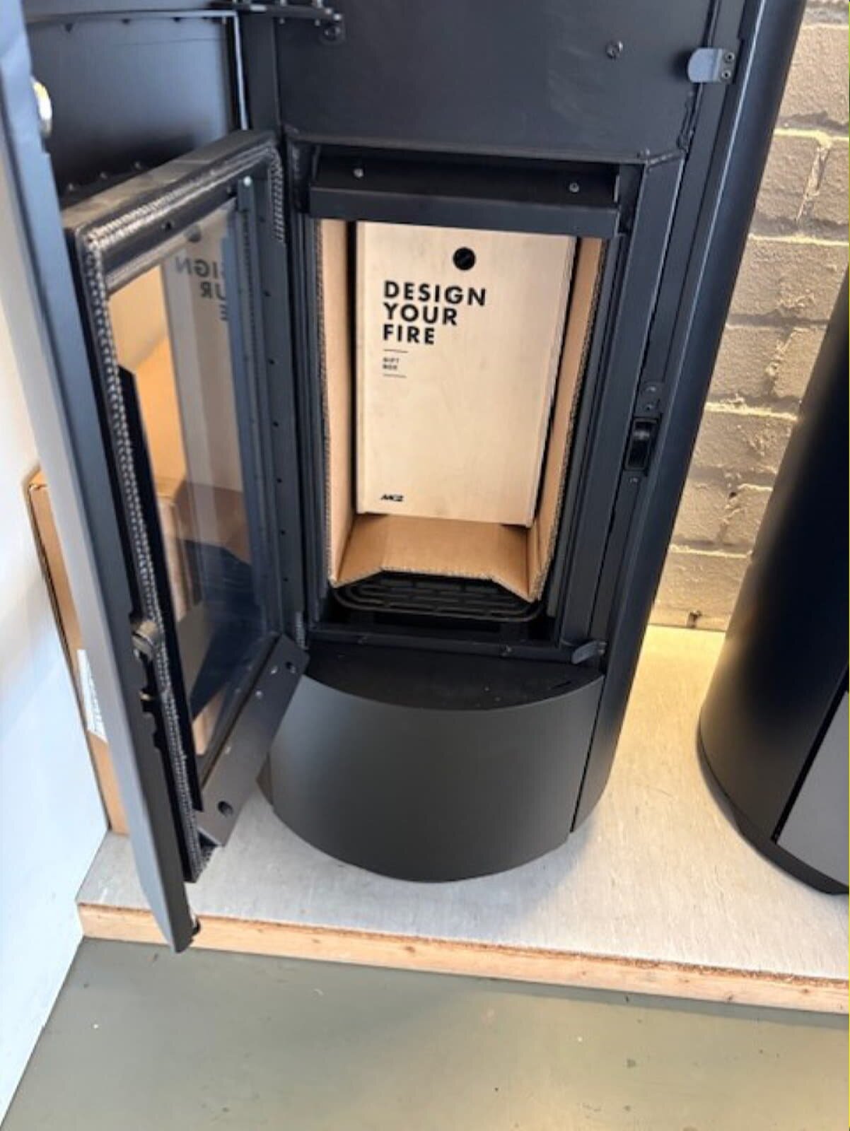 Pelletofen MCZ Wall Air 8 M1- Sockel schwarz - Maestro - 8 kW - AUSSTELLUNGSSTÜCK