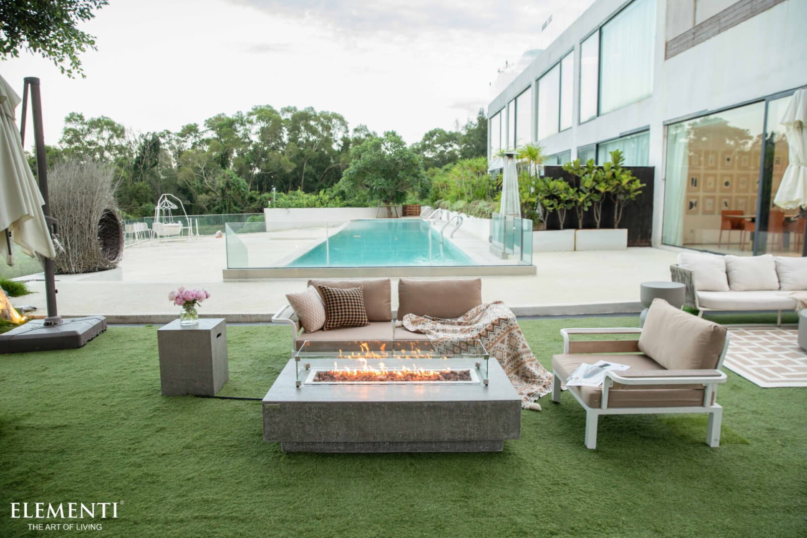 Loungetisch mit Gas Feuerstelle Elementi Hampton, hellgrau