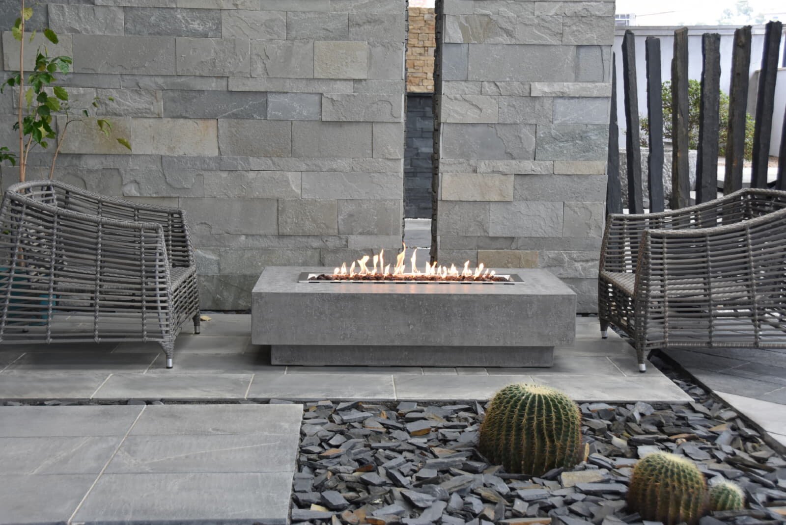 Loungetisch mit Gas Feuerstelle Elementi Hampton, hellgrau