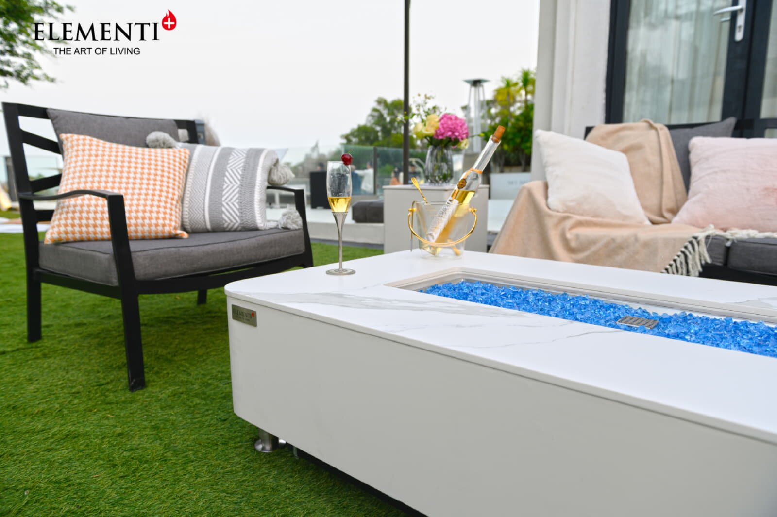 Loungetisch mit Gas Feuerstelle Elementi+ Athens in Marmor- Optik, Weiß