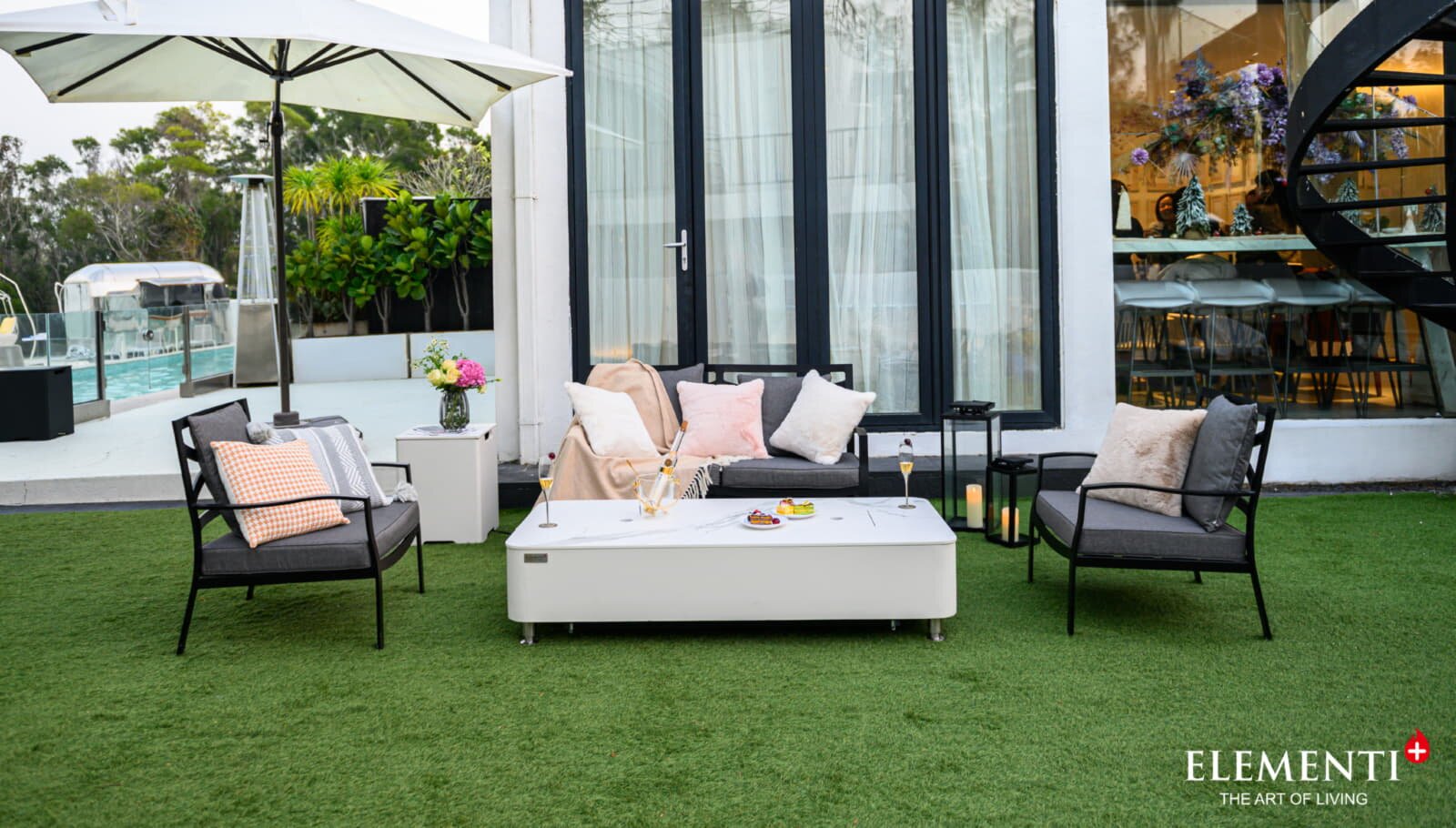 Loungetisch mit Gas Feuerstelle Elementi+ Athens in Marmor- Optik, Weiß