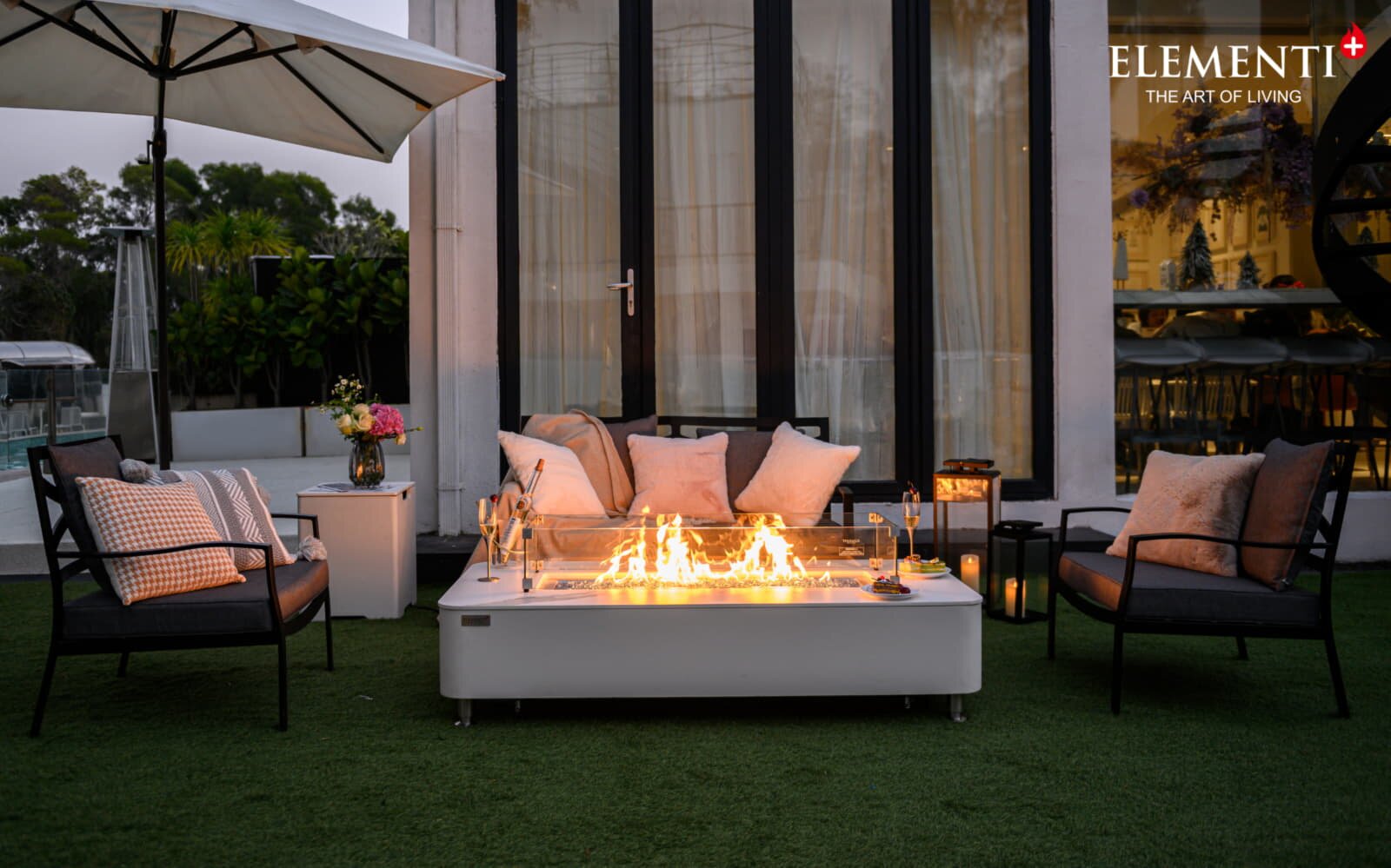 Loungetisch mit Gas Feuerstelle Elementi+ Athens in Marmor- Optik, Weiß