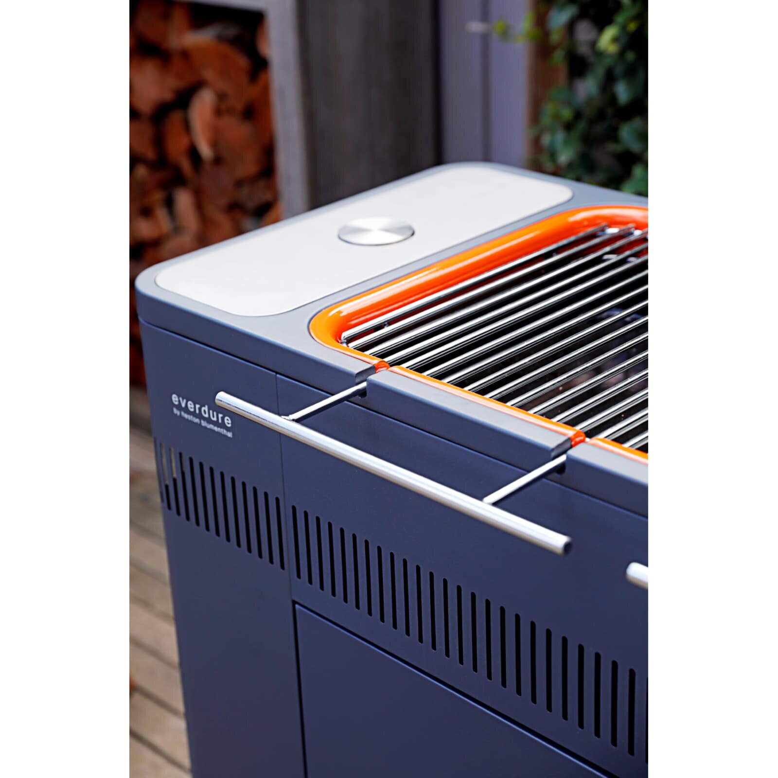 Holzkohlegrill Everdure HUB mit elektrischem Anzünder