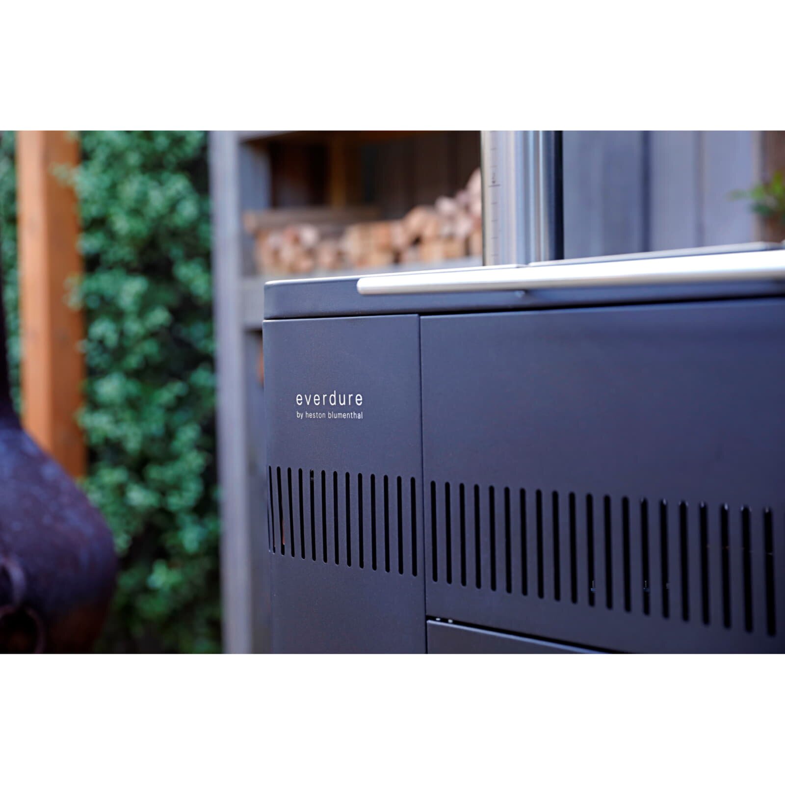 Holzkohlegrill Everdure HUB mit elektrischem Anzünder