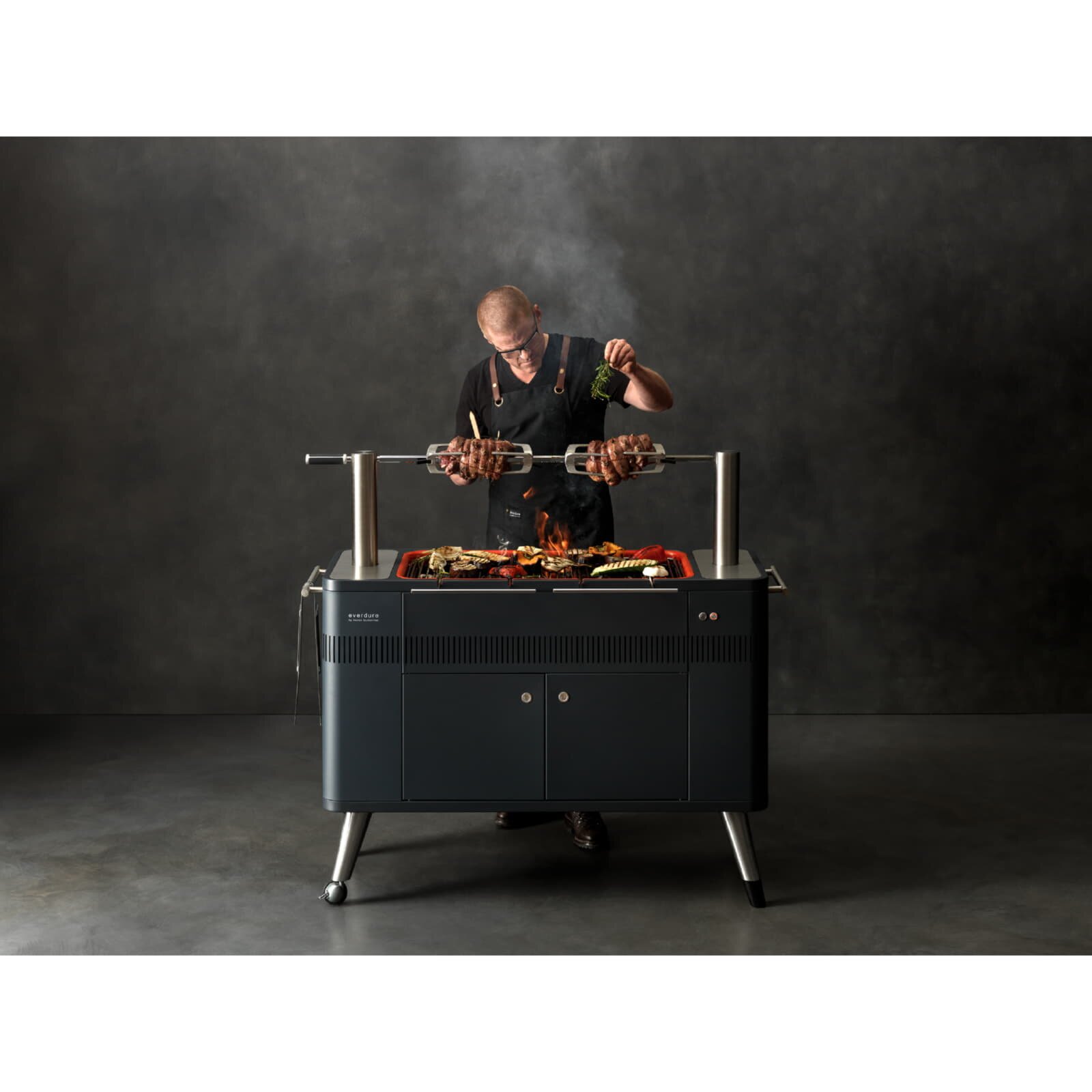 Holzkohlegrill Everdure HUB mit elektrischem Anzünder