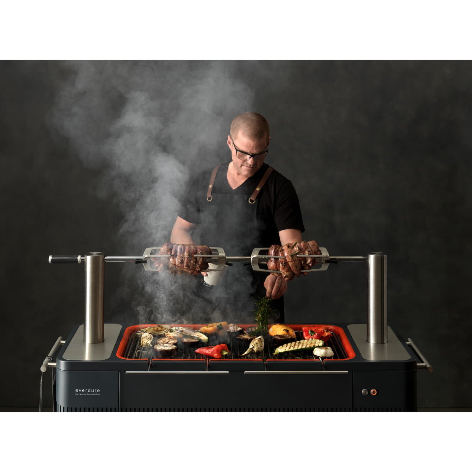 Holzkohlegrill Everdure HUB mit elektrischem Anzünder