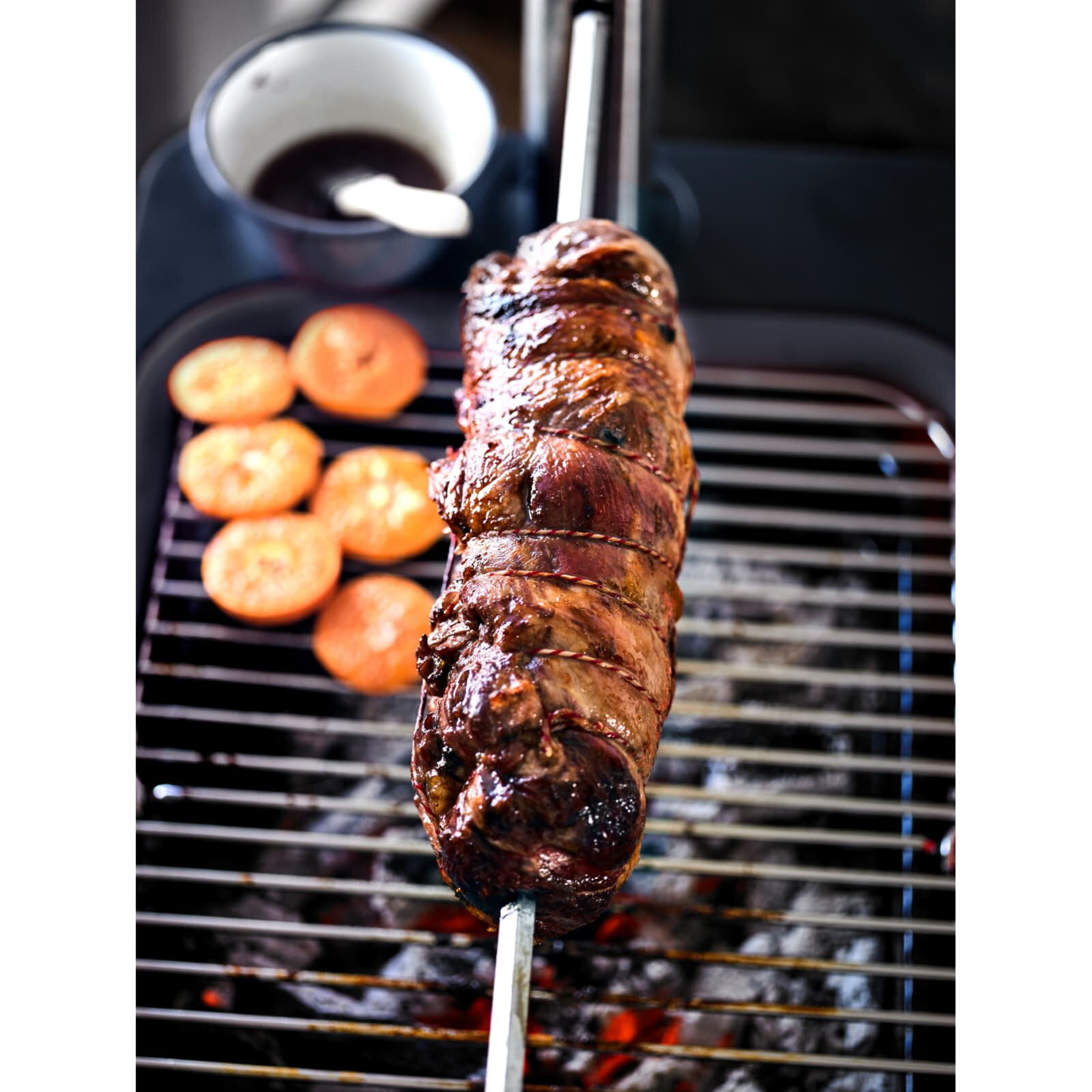 Holzkohlegrill Everdure HUB II mit elektrischem Anzünder