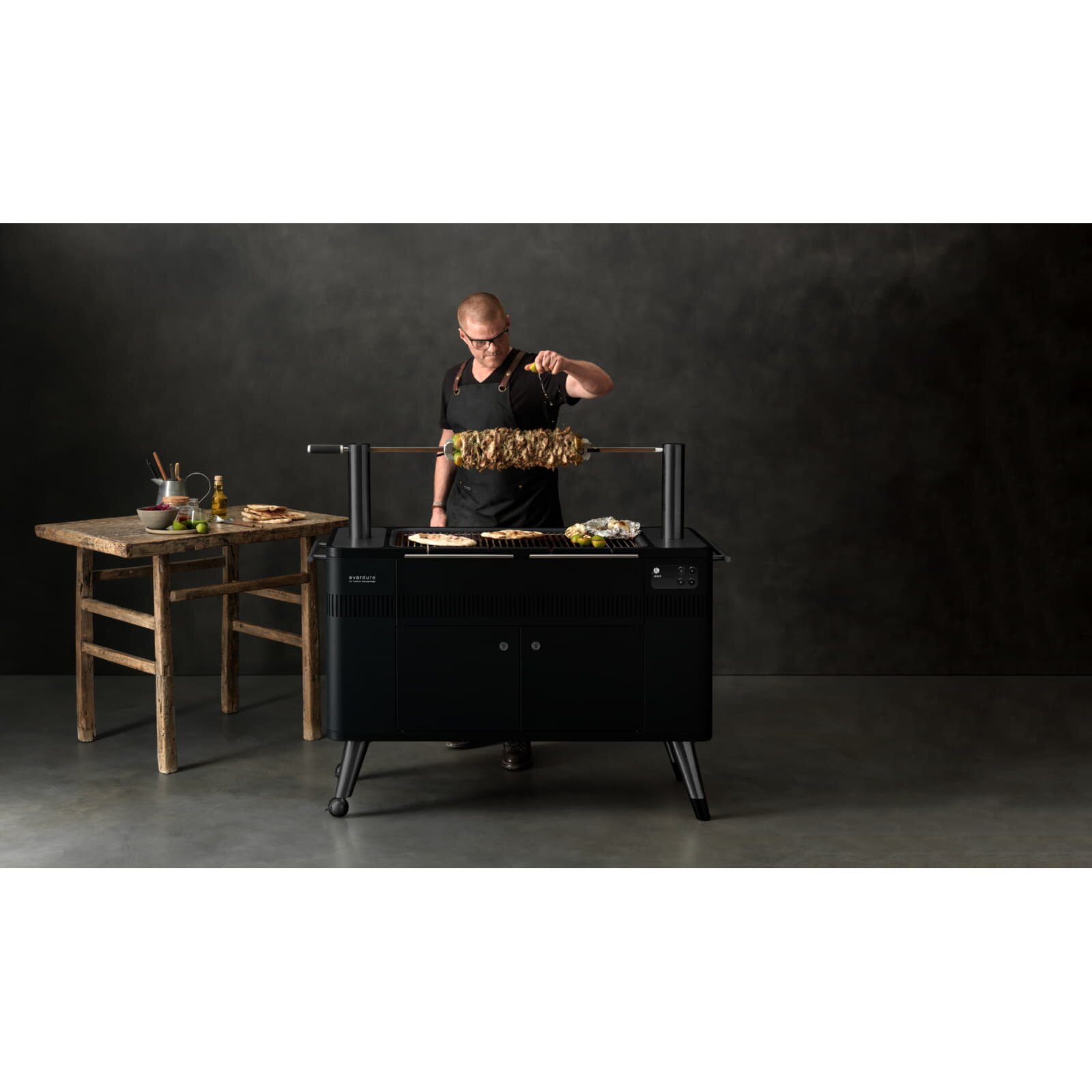 Holzkohlegrill Everdure HUB II mit elektrischem Anzünder