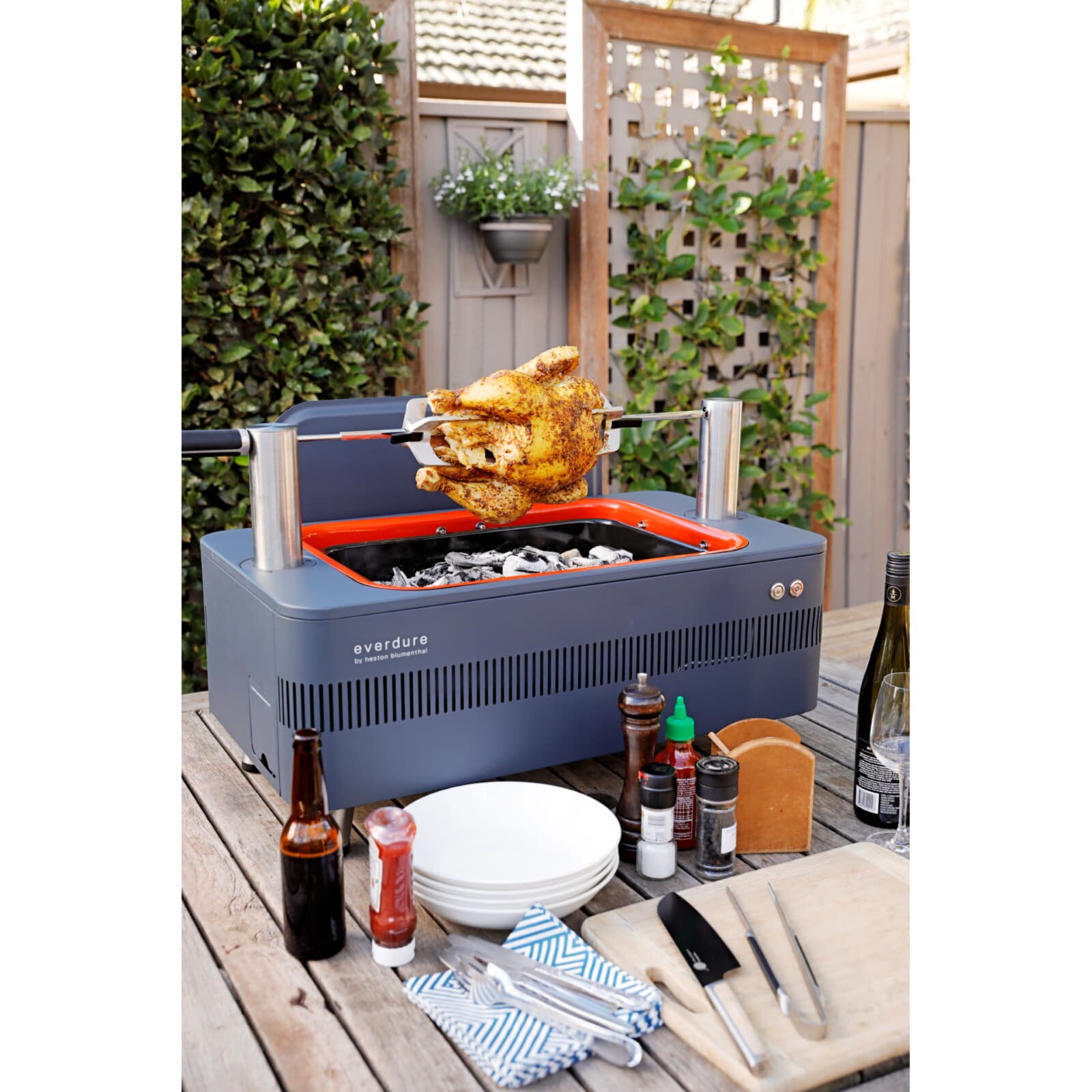 Holzkohlegrill Everdure Fusion mit elektrischem Anzünder
