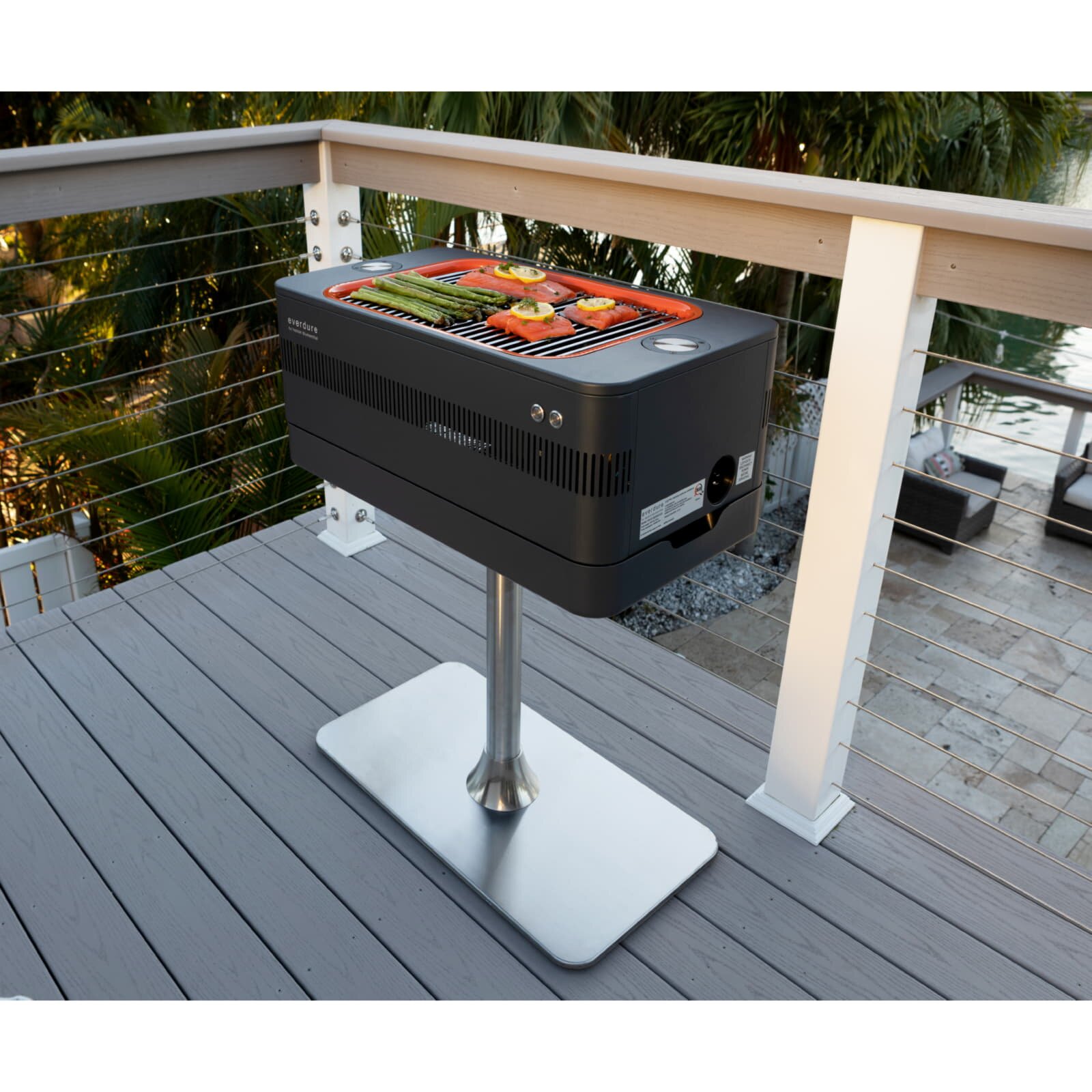 Holzkohlegrill Everdure Fusion mit elektrischem Anzünder