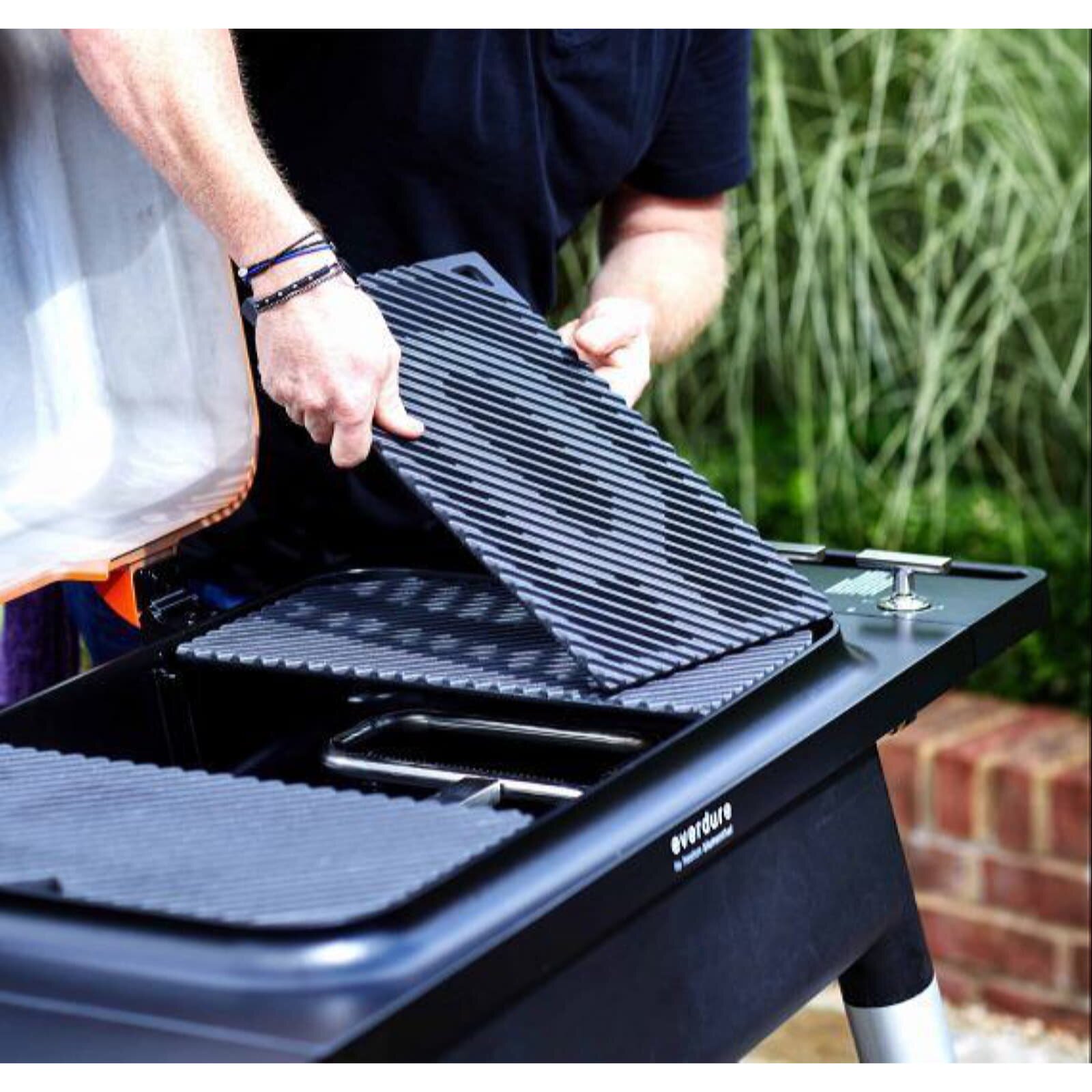 Gasgrill Everdure Furnace mit 3 Brennern