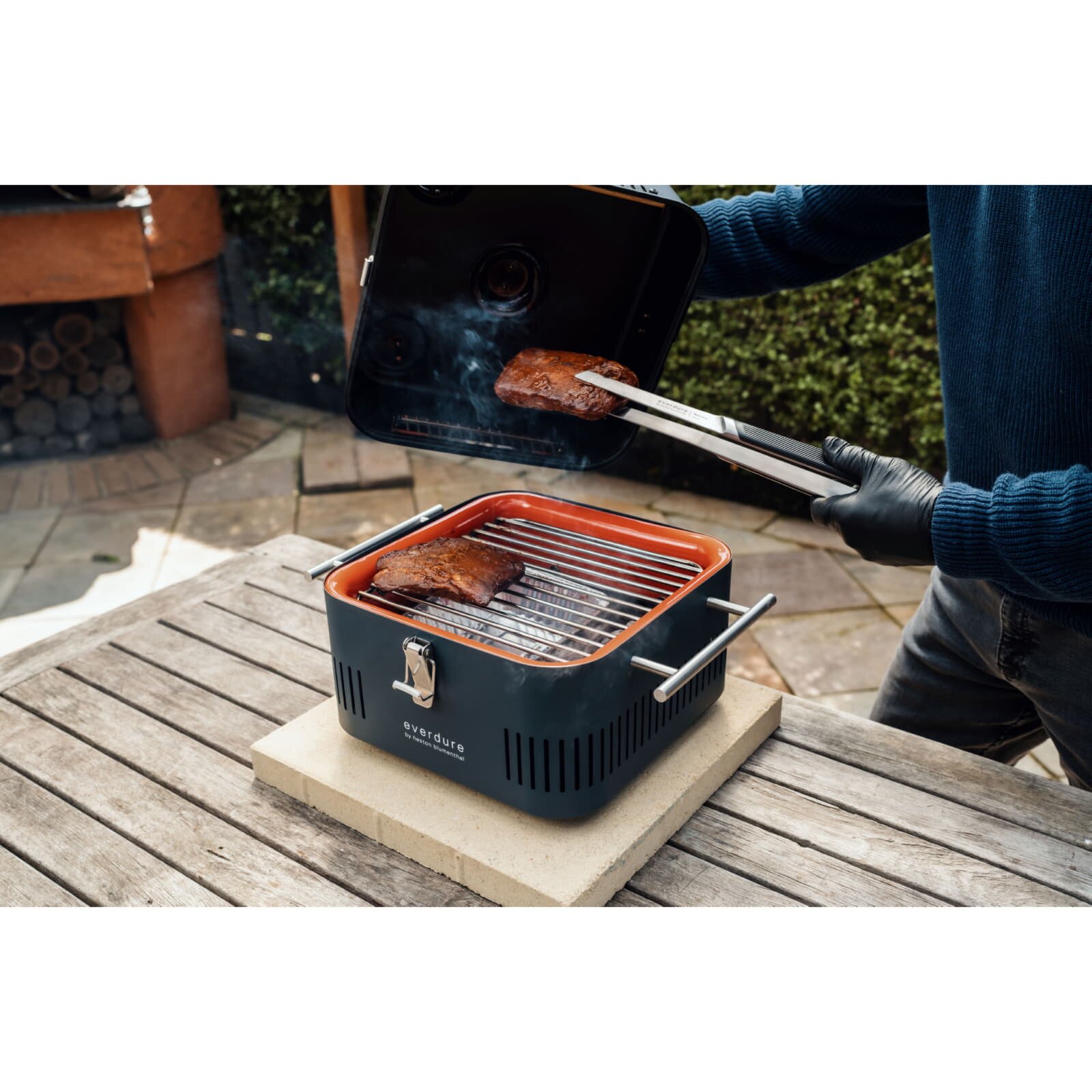 tragbarer Holzkohlegrill Everdure ehd Cube - Graphite
