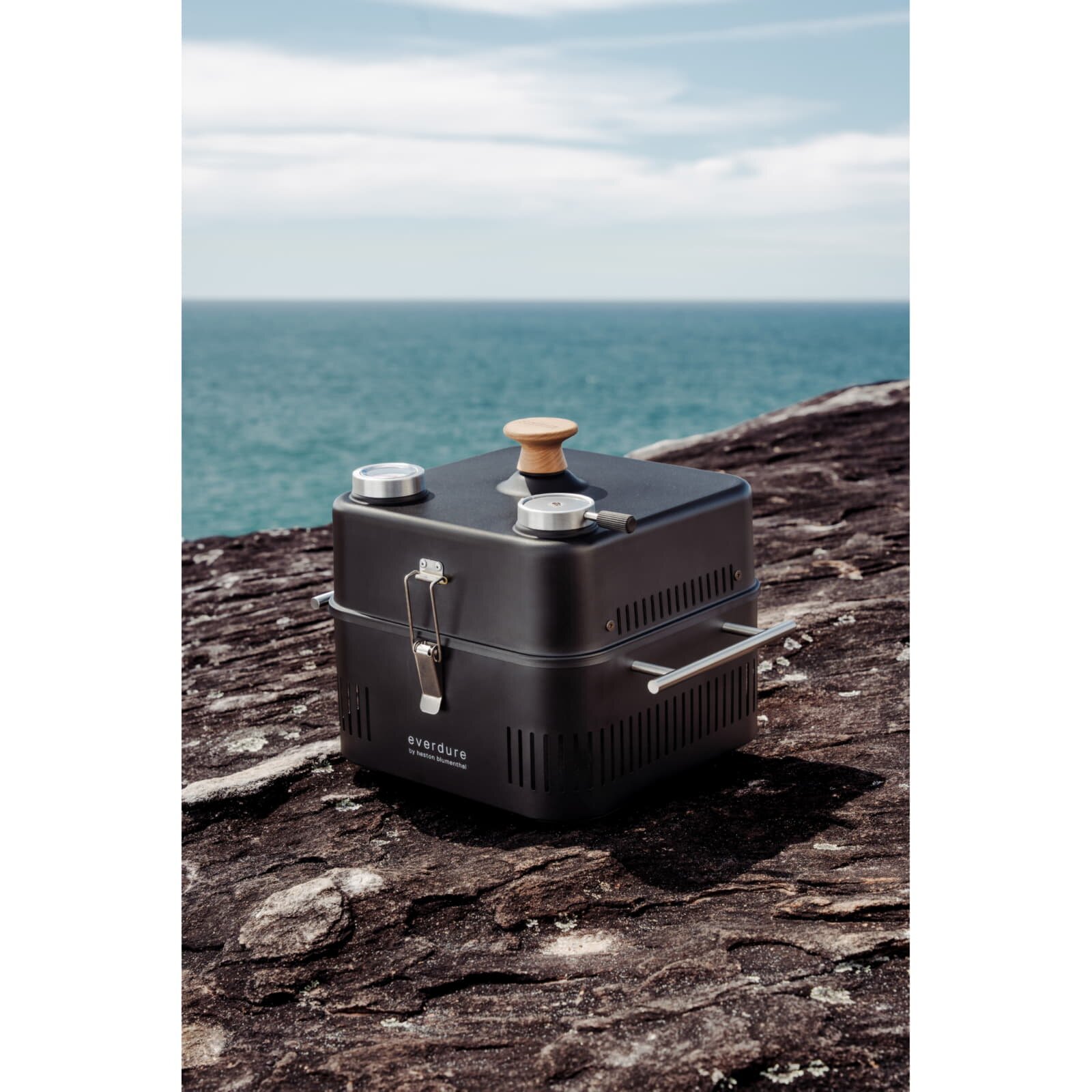tragbarer Holzkohlegrill Everdure ehd Cube 360, all black