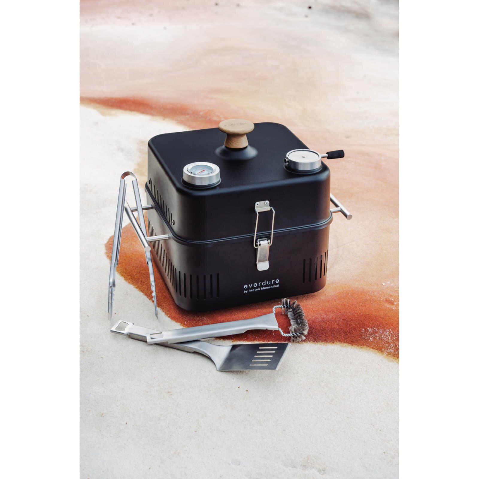 tragbarer Holzkohlegrill Everdure ehd Cube 360, all black